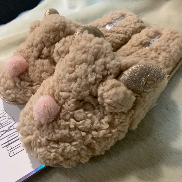 fifth & Luxe Shoes - New Fifth &Luxe memory foam fuzzy reindeer slippers XL 10-11